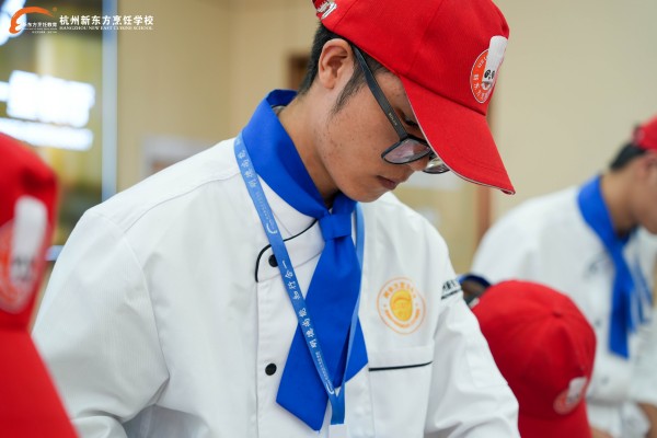 26岁平面设计师转行学厨:在杭州新东方,他把爱好磨成技能
