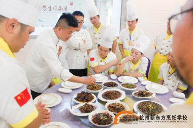 学烹饪可以自学吗还是去厨师学校