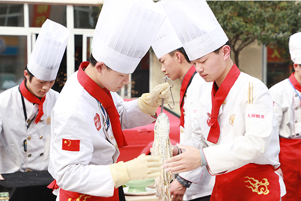 学厨师要去正规学校吗?_杭州新东方烹饪学校官方网站